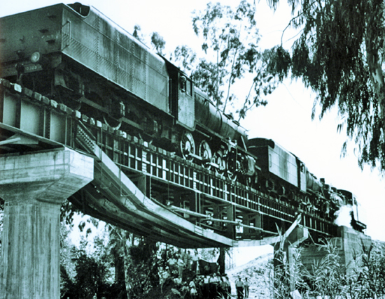 Am 4. November 1954 wurde ein vier Kilometer kurzes Streckenstück zwischen Tel Baruch Junction und dem Bahnhof Tel Aviv Central eröffnet und damit eine direkte Bahnfahrt von Haifa nach Tel Avivi möglich machte. (© Israel Railway Museum / Hentrich & Hentrich)