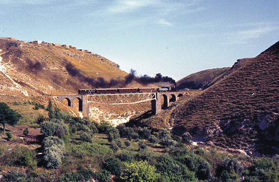 Die zwischen Jaffa und Tel Aviv verkehrende Linie musste durch zunehmende Gewalttätigkeiten in den 1940er Jahren eigestellt werden. Auf dem verbliebenen Streckenabschnitt in Syrien verkehrten noch zwei weitere Jahre noch ein paar Züge, die schon damals für Eisenbahnliebhaber aus der ganzen Welt von Bedeutung waren. (© Hentrich & Hentrich)