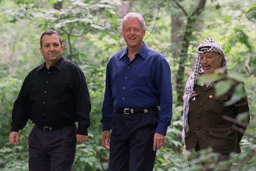 Israels Premierminister Ehud Barak, der amerikanische Präsident Bill Clinton und Palästinenserführer Yrafer Arafat in Camp David im Jahr 2000. (© Avi Ohayon/GPO)