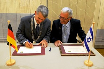 Nun ist es offiziell: Der Partnerschaftsvertrag zwischen Grimma und Gezer wird unterzeichnet. (© Stadt Grimma)