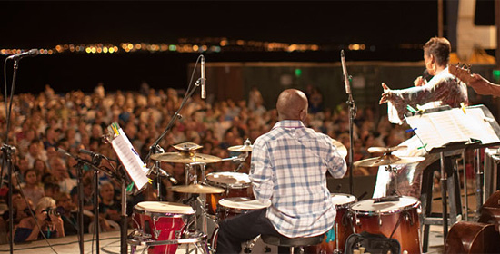 Das Red Sea Jazz Festival findet direkt im Hafen von Eilat statt, 40-Fuss-Container dienen als Bühne. (© Red Sea Jazz Festival)