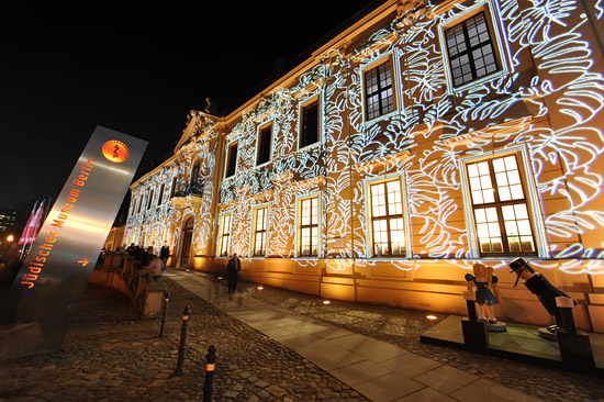 In den Abendstunden, dank der Zeitumstellung wurde es bereits früh dunkel, erhielt das Hauptgebäude eine feierliche Lichtinstallation an die Fassade gestrahlt. (© IsraelMagazin.de)