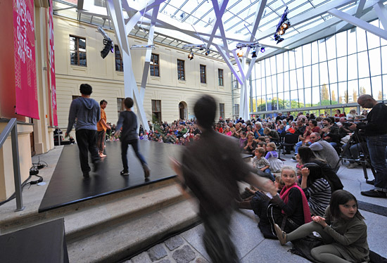 Die Kindertanzcompany von Sasha Waltz & Guests begeistere im Glashof. (© IsraelMagazin.de)