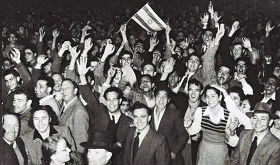 Die Feierlichkeiten auf den Straßen Tel Avivs am 29.11.1947 (© GPO Archiv)