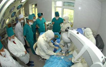 Das israelische Ärzteteam bringt die gesamte Ausrüstung mit nach Usbekistan, um wirkungsvoll helfen zu können. (© MFA)