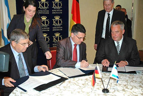 Minister Spaenle bei der Unterzeichnung des Abkommens mit Minister Sa'ar (Bildmitte) und Direktor Shalev von Yad Vashem. (© Bayerisches Staatsministerium für Unterricht und Kultus)