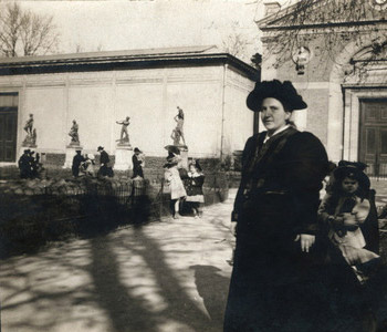 Gertrude Stein im Jardin du Luxembourg in Paris.