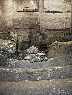 Deutlich ist zu sehen, wie die Häuser für den Bau der Tempelbergmauer förmlich abgeschnitten wurden. (© Israelische Altertumsbehörde)