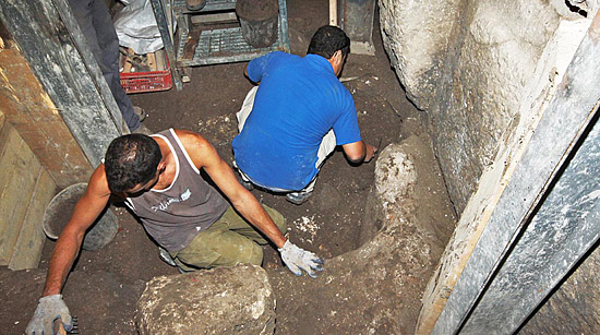 Die Ausgrabungen im August 2011 zeigen bereits die ersten Sanitäranlagen an der Grenze zur Tempelbergmauer. (© Vladimir Naykhin/Israelische Altertumsbehörde)
