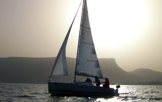 Auf dem See Genezareth auf einer Segeljacht dahintreiben ... (© Zohar ben Guigui)