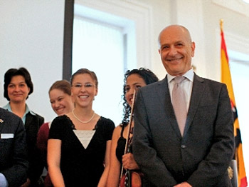 Der israelische Botschafter in Deutschland Yoram Ben-Zeev mit Musikerinnen beim Festakt zum zehnjährigen bestehen von ConAct. (© Botschaft Israel)