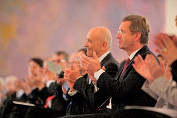 Bundespräsident Christian Wulff mit Israels Botschafter in Deutschland Yoram Ben-Zeev. (© Botschaft Israel)