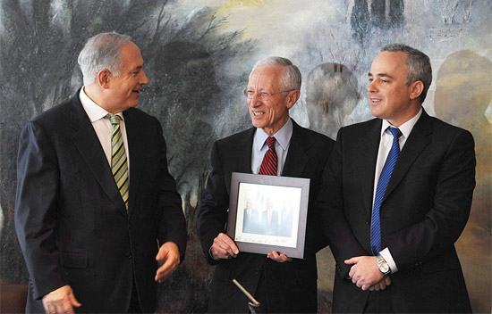 Stanley Fisher, Governeur der Bank of Israel, mit Premierminister Benyamin Netanyahu und Finanzminister Yuval Steinitz. (© PMO)