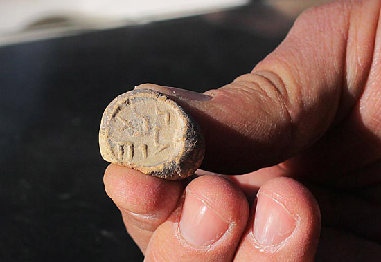Dieser antike Stempel belegt die Gegenwart von Juden zur Zeit des Zweiten Tempels. (© Israelische Altertumsbehörde)
