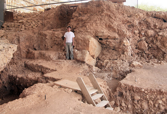 In der Qesem Höhle fanden die Forscher die uralten Zähne eines Menschen. (© Pavel Srago/Archäologisches Institut, Universität Tel-Aviv)