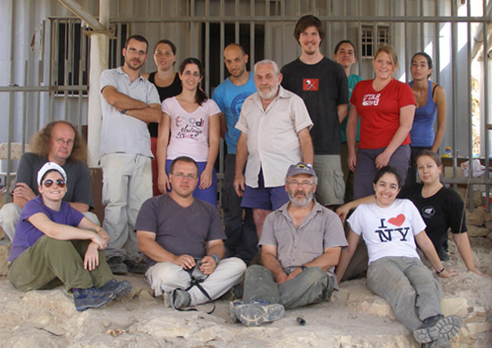 Das Forscher-Team mit Helfern. (© Pavel Srago/Archäologisches Institut, Universität Tel-Aviv)