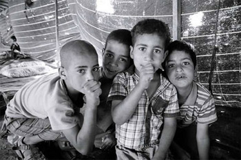 Die vier gehörlosen Cousins aus dem kleinen Beduinendorf El-Sayed in der Negevwüste im südlichen Israel. Das Dorf hat den höchsten Anteil an gehörlosen Menschen in der Welt. (© Arte)