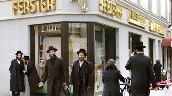 Gut behütet durch die neue Welt: Yitzchak Fersters Hutladen in New York. (© 3sat)
