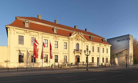 Außenansicht Jüdisches Museum Berlin, Haupteingang. (© Jüdisches Museum Berlin, Foto: Jens Ziehe, Berlin)