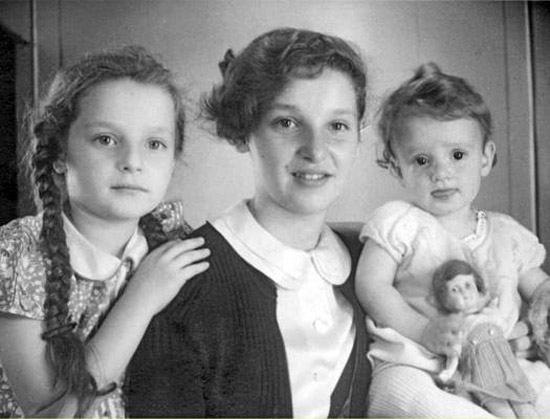 Die Ehefrau von Willy Cohn und seine beiden kleinen Töchter. (© Arte)