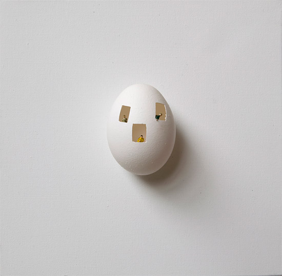 Riccardo Gusmaroli, Uovo mondo, tecnica mista,  20x20x10 cm, 2010. (© Ermanno Tedeschi Gallery)