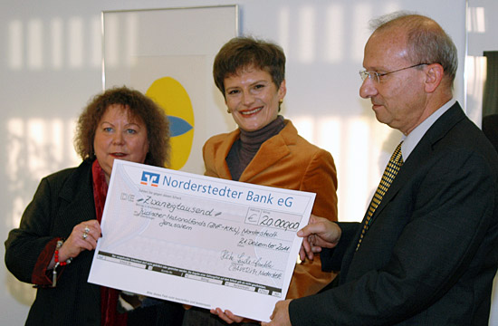 Übergabe des symbolischen Schecks in Höhe von 20.000 Euro vom Verein Chaverim aus Norderstedt an den Jüdischen Nationalfond. (© JNF-KKL)