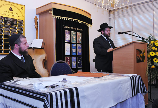 Rabbiner Benyamin Wolff begrüßt die rund 300 geladenen Gäste im Jüdischen Bildungszentrum Chabad Hannover. (© Matthias Hinrichsen)