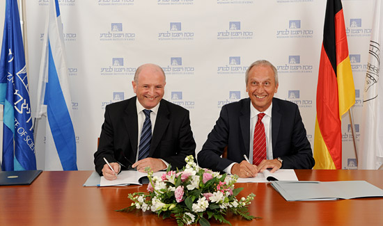 Max-Planck-Präsident Peter Gruss und Weizmann-Präsident Daniel Zajfman unterzeichnen den Gründungsvertrag für das neue Center. (© Weizmann Institute of Science)
