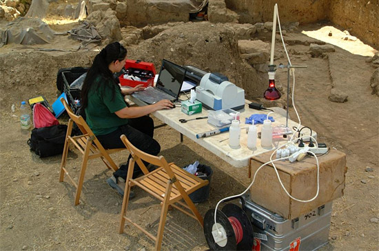 Mobiles Labor des Weizmann Instituts im Einsatz an einer Ausgrabungsstelle. (© Weizmann Institute of Science)