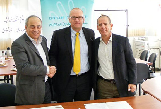 Botschafter Michaelis mit den Direktoren des Abraham Fund, Mohammad Darawshe and Amnon Beeri-Sulitzeanu. (© Deutsche Botschaft in Israel)