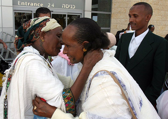 Die Ankunft äthiopischer Einwanderer jüdischer Herkunft am Flughafen Ben Gurion sind stets sehr bewegende Momente, auch für die Unterstützer von Keren Hayesod. (© Keren Hayesod)