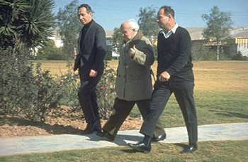 David Ben Gurion (Mitte) auf seinem täglichen Spaziergang im Kibbuz Sde Boker, Shimon Peres zu seiner Linken. (© GPO/Nationales Fotoarchiv)