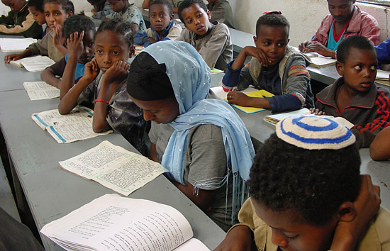 Kinder von äthiopischen Einwanderern lernen in der Schule gemeinsam Hebräisch. (© Keren Hayesod)