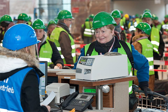 Rund 10.000 Komparsen helfen die Prozesse am Flughafen Berlin Brandenburg möglichst realistisch zu simulieren und checken für die ersten Testflüge ein. (© Günter Wicker/Flughafen Berlin Brandenburg)