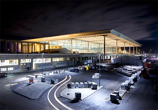 Die imposante Terminalvorfahrt am Abend. (© Alexander Obst/Marion Schmieding/Flughafen Berlin Brandenburg) Die imposante Terminalvorfahrt am Abend. (© Alexander Obst/Marion Schmieding/Flughafen Berlin Brandenburg)