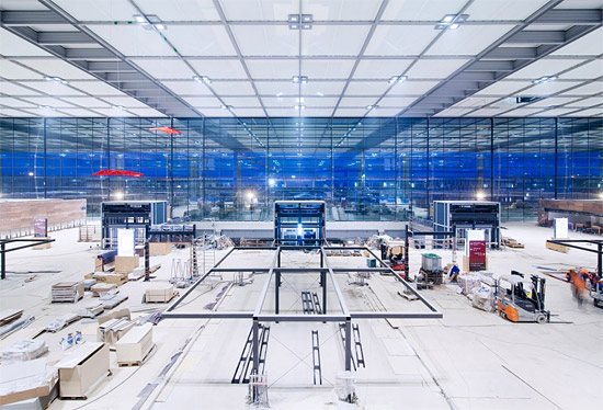 Aufgang aus der Verteilerebene Bus & Bahn und Airport City. (© Alexander Obst/Marion Schmieding/Flughafen Berlin Brandenburg).