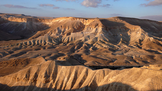 Die Felsformationen der Wüste Zin wirken in der frühen Morgensonne äußerst plastisch. (© Matthias Hinrichsen)