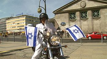 Patriot im weissen Anzug: Georg zeigt Flagge auf dem Israelfest in Berlin. (© SWR/HR)