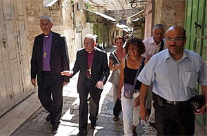 In den Gassen der Altstadt von Jerusalem: Landesbischof Johannes Friedrich (li.) und der lutherische Bischof von Pal stina, Munib Younan. (Bild: BR/Klaus Wölfle)