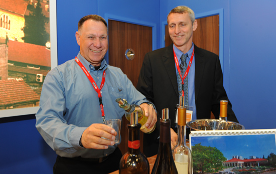 Der Leiter des Besucherzentrums Dudi Reuveni und Reuven Pfeifruck (deutschsprachig) von der Golan Heights Winery freuen sich über Ihren Besuch in Israel. (© Matthias Hinrichsen) Der Leiter des Besucherzentrums Dudi Reuveni und Reuven Pfeifruck (deutschsprachig) von der Golan Heights Winery freuen sich über Ihren Besuch in Israel. (© Matthias Hinrichsen)