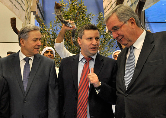 Beim traditionellen ITB-Eröffnungsrundgang am 7. März trifft der israelische Tourismusminister Stas Misezhnikov am Stand von Israel den Regierenden Bürgermeister von Berlin Klaus Wowereit und den Parlamentarischen Staatssekretär beim Bundesminister für Wirtschaft und Technologie Ernst Burgbacher. (© Staatliches Israelisches Verkehrsbüro)