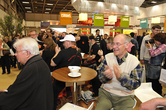 Auf dem Israel-Stand zur ITB 2012 waren die Besucher begeistert von der Fröhlichkeit und dem vielfältigen Angebot des jüdischen Staates. (© Matthias Hinrichsen)