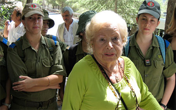 Marga Spiegel bei der Ehrung ihrer Retter mit Soldaten der israelischen Armee. (© WDR)