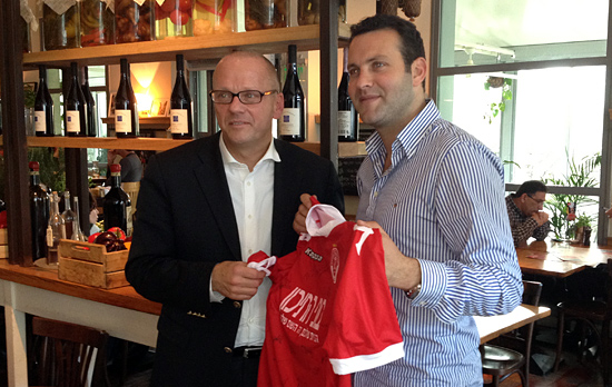 Der 50-malige israelische Nationalspieler Shimon Gershon schenkt dem Fußballfan, dem deutschen Botschafter Andreas Michaelis, zwei Trikots von Hapoel Tel Aviv. (© Deutsche Botschaft Tel Aviv)