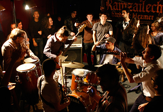 Die KlezmerPunk-Band Ramzailech hat im März drei Auftritte in Deutschland. (© Ramzailech)