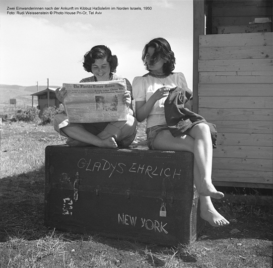 Zwei Einwanderinnen nach der Ankunft im Kibbuz HaSolelim im Norden Israels, 1950. (Foto: Rudi Weissenstein © Pri-Or Photo House)
