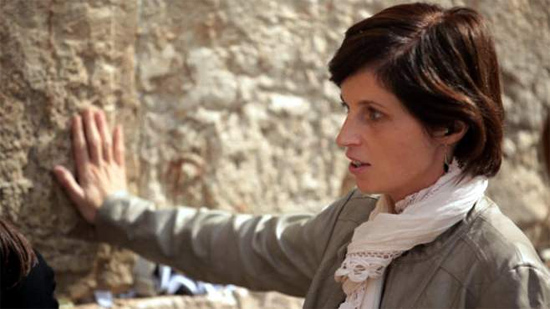 Jerusalem aus einer völlig anderen Sicht: Die blinde Journalistin Sophie Massieu besucht auf ihrer Weltreise auch Jerusalem und berichtet darüber. (© Arte)