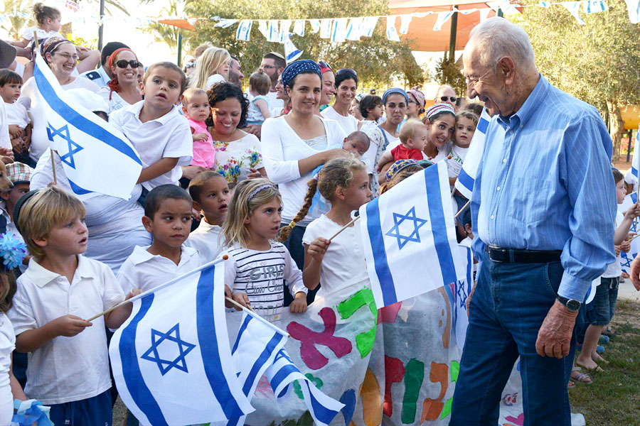 Präsident Shimon Peres zu Feierlichkeiten des 70-jährigen Bestehens des Kibbuz Revivim. (© Mark Neyman/GPO)