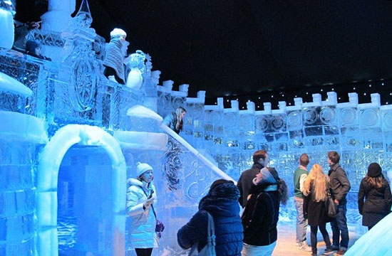 Den Besuchern scheint sie zu gefallen, die außergewöhnliche Welt aus Eis. (© IMoT)