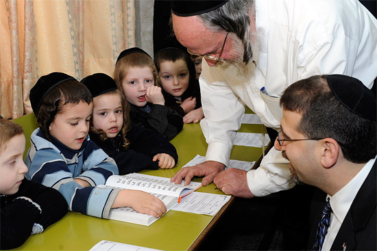 Rabbiner Matityahu Cheshin mit jüdischen Kindern im jüdisch-orthodxen Viertel Mea Shearim in Jerusalen. (© U.S. Embassy Tel Aviv/flickr)